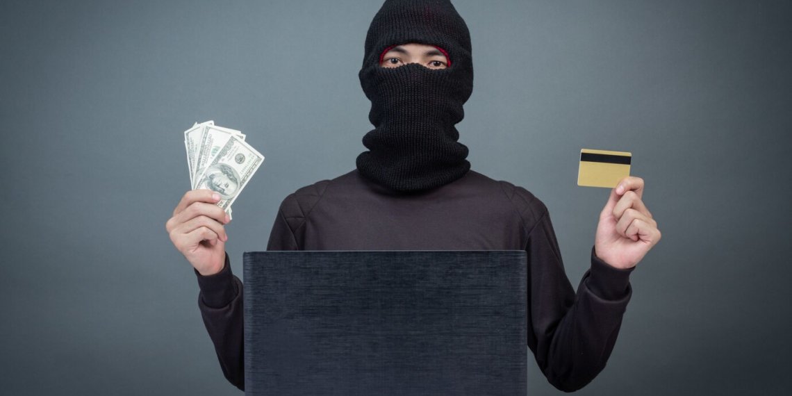 В Кузбассе мошенники под видом дочери обманули 91-летнего пенсионера на полтора миллиона рублей