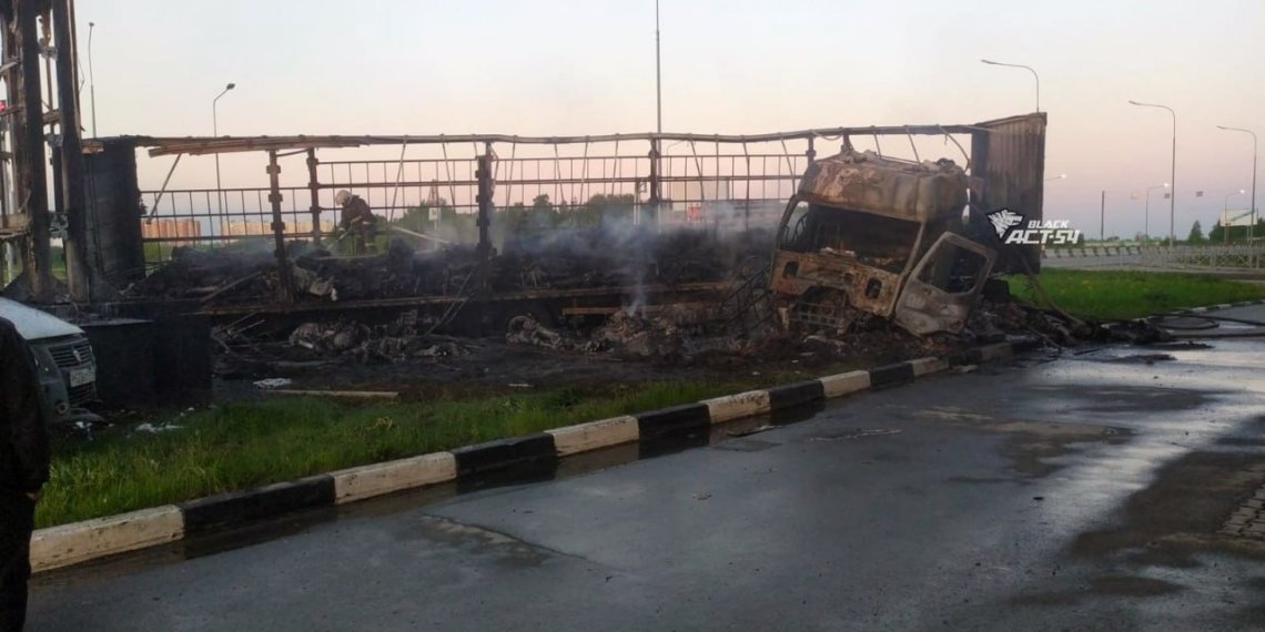 Грузовой автомобиль загорелся под Новосибирском после ДТП