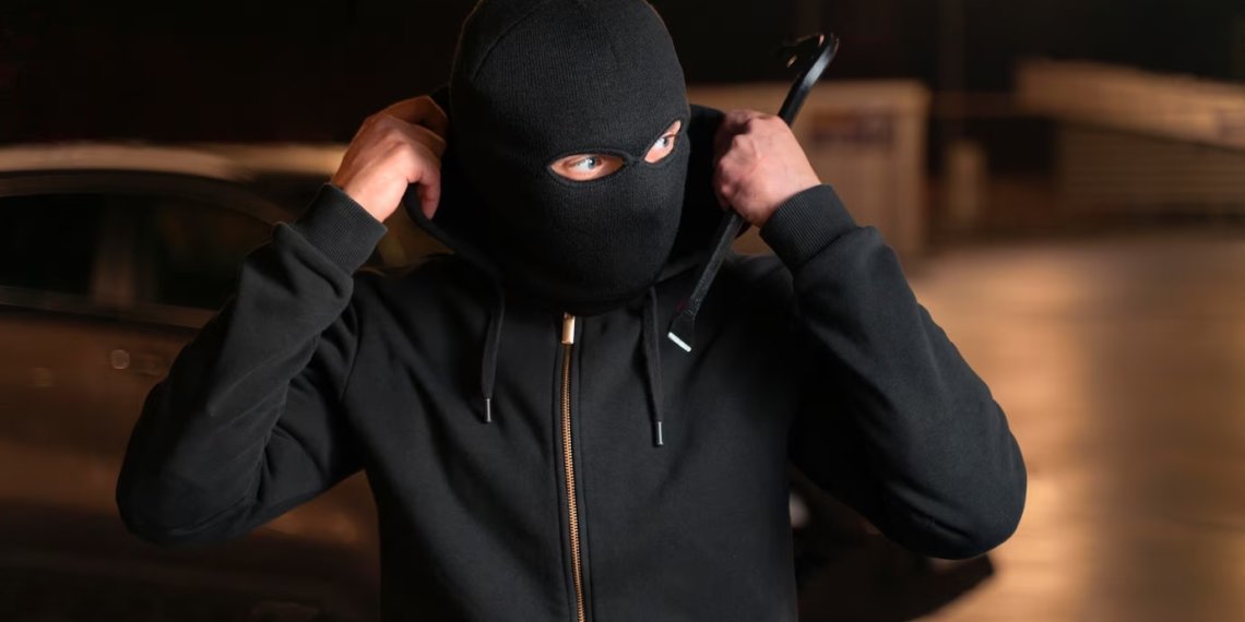 В Чановском районе мужчина напал на местную жительницу и ограбил