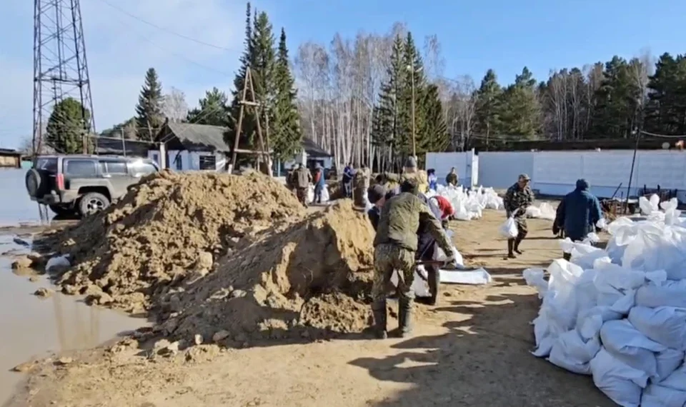 Жители Омской области спасают от паводка электростанцию