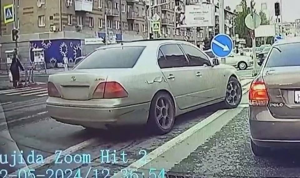 Водитель иномарки без номеров разыскивают за выезд на встречку на красный свет