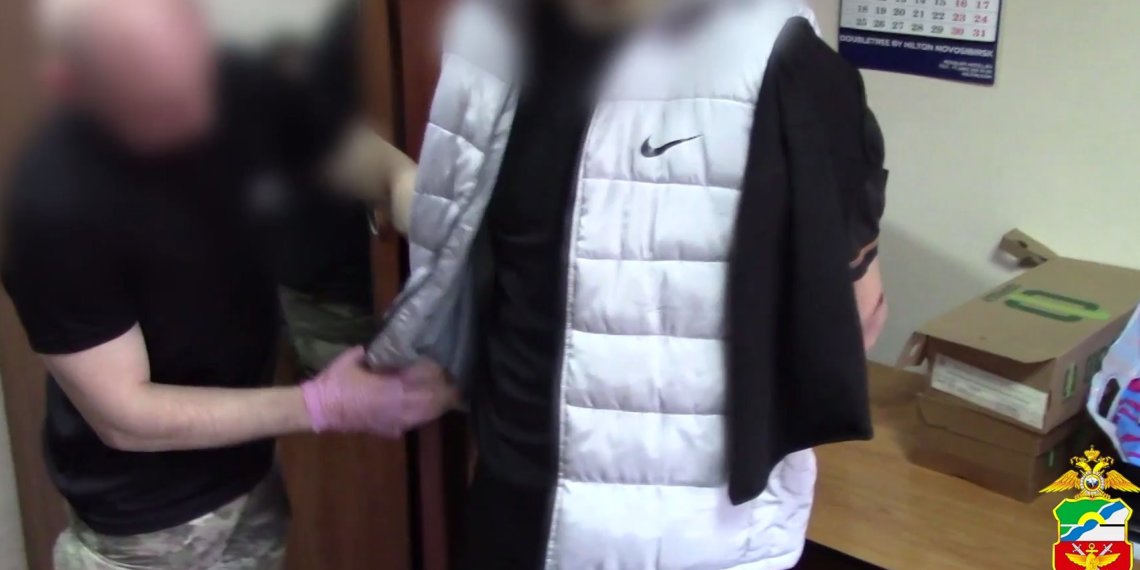 Возле железнодорожного вокзала Бердска задержали дилера с крупной партией наркотиков