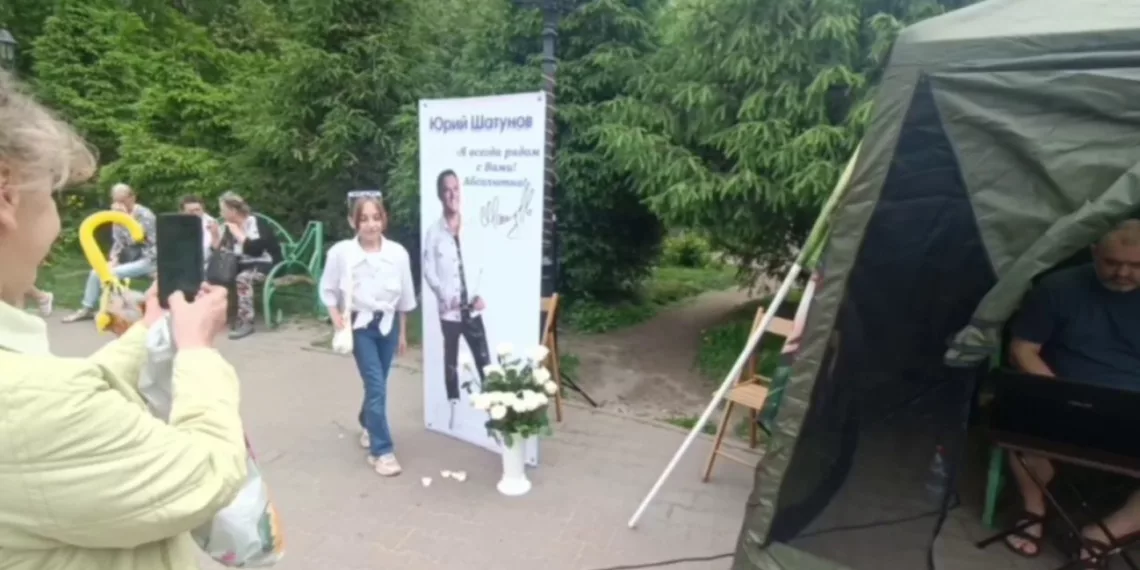 Аллею белых роз в память о певце Юрии Шатунове высадили в Новосибирске