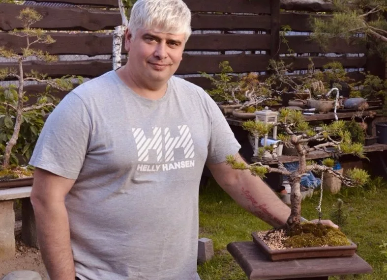 Житель Новосибирской области выращивает миниатюрные деревья бонсай и называет их по именам