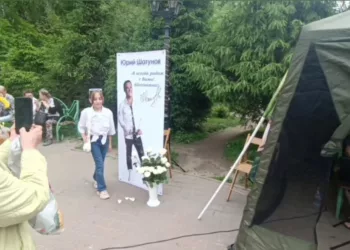 Аллею белых роз в память о певце Юрии Шатунове высадили в Новосибирске