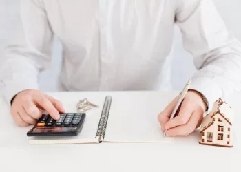 Выдача ипотеки сократилась более чем в два раза в России