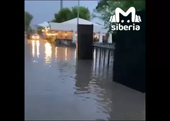 Шторм обрушился на Алтайский край: затопило дома и отключено электричество