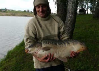Карпа-гиганта весом почти 20 кг поймал житель Новосибирска