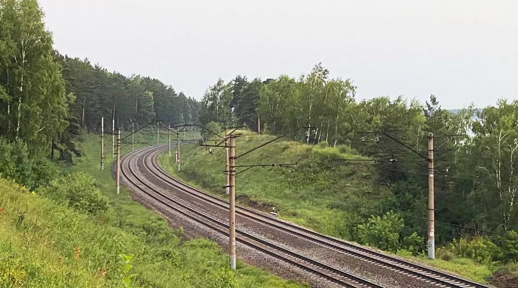 Поезд сбил 18-летнюю девушку в Академгородке