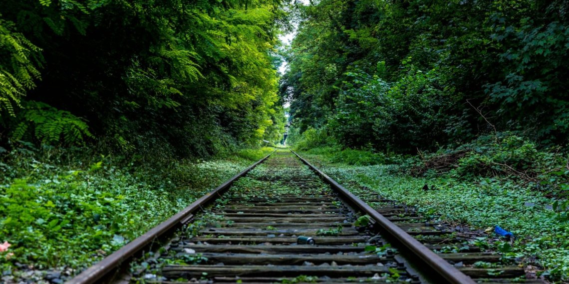 Новосибирец пережил столкновение с поездом