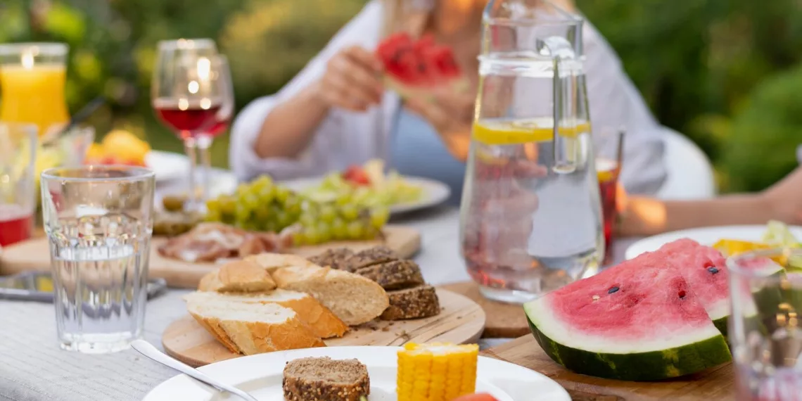 Какие продукты нежелательно есть в жару — рассказали эксперты