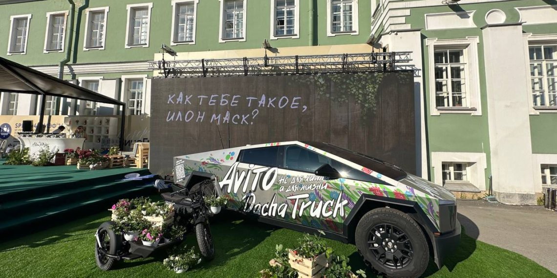 Необычный арт-объект в виде дачного кибертрака «заехал» на приём Росконгресса