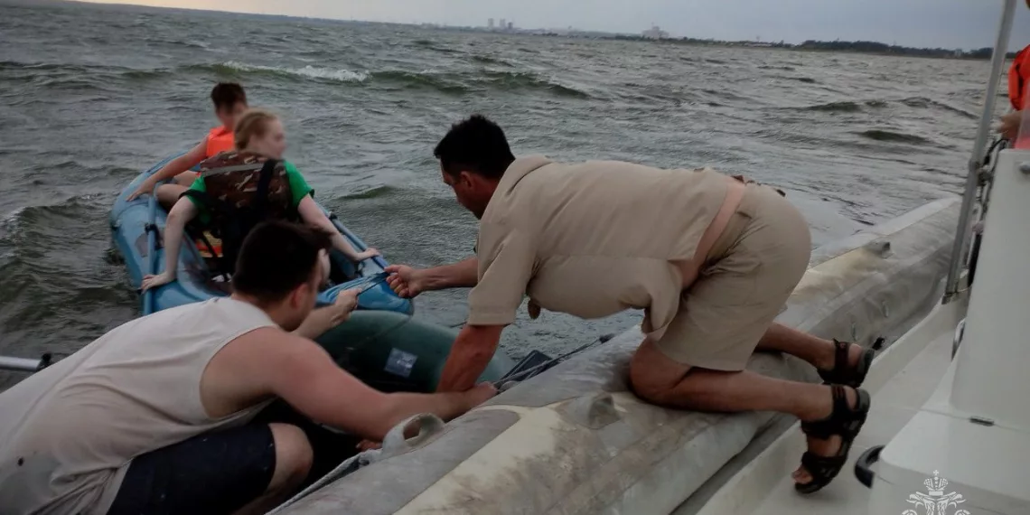 Метровые волны накрыли две гребные лодки с новосибирцами