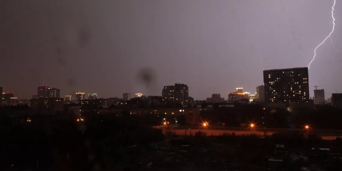 Гроза и ливень встретят праздничный день в Новосибирске