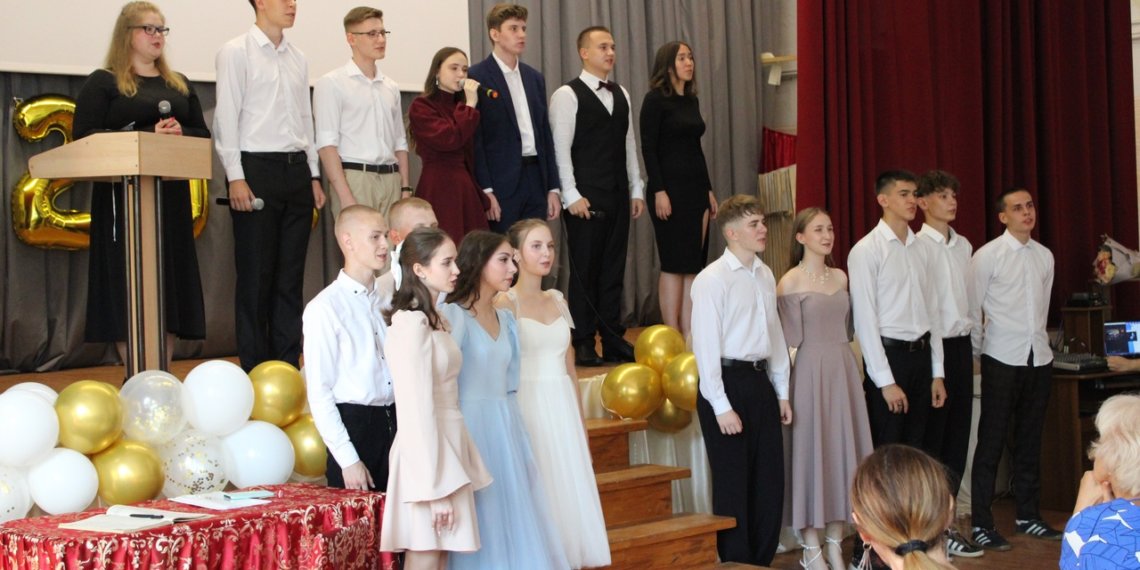 Выпускники Калининского района попрощались со школой