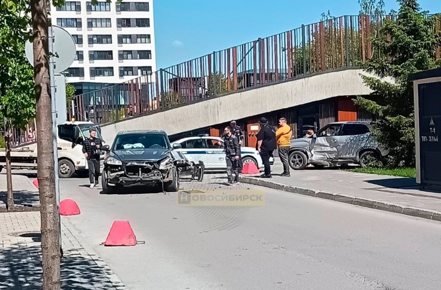 Пьяный водитель Porsche Cayenne протаранил кроссовер во дворе ЖК «Панорама»