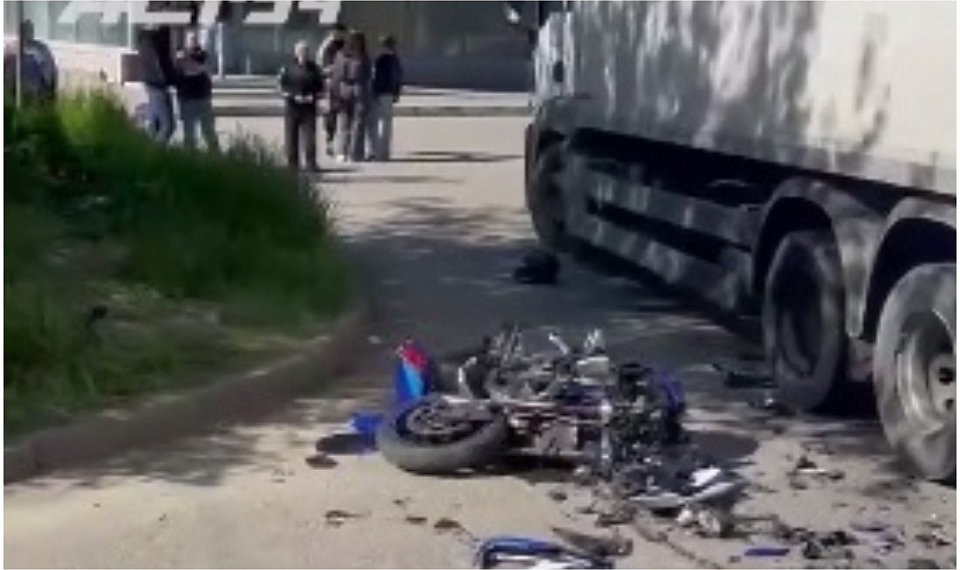 Мотоциклист влетел в грузовик в Новосибирске