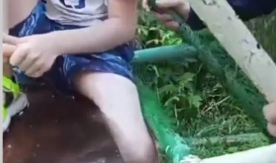 В Новосибирске 7-летний мальчик застрял в горке на детской площадке