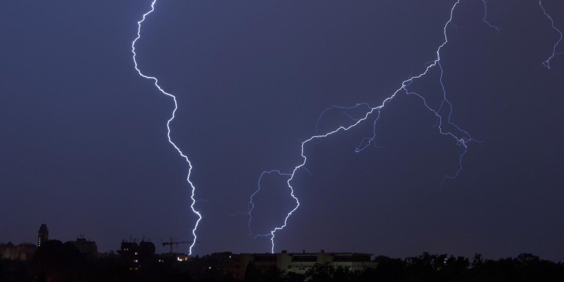 Град и порывы до 23 м/с: в Новосибирской области объявили штормовое предупреждение