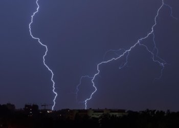 Град и порывы до 23 м/с: в Новосибирской области объявили штормовое предупреждение