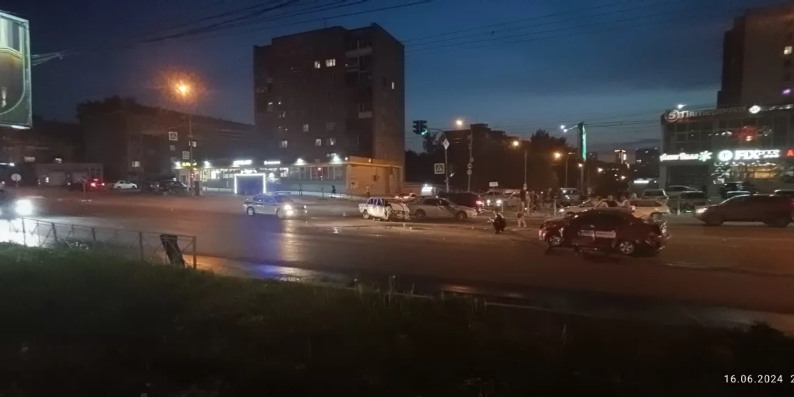 В Новосибирске молодой автолюбитель без прав отправил в больницу двух подростков