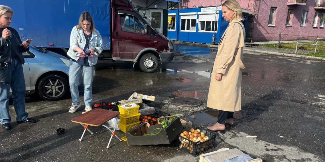 Почти тонну овощей и фруктов изъяли у развернувших торговлю на Хилке продавцов-нелегалов