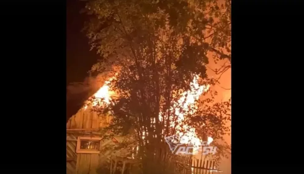 Двухквартирный дом и баня горели в ночном пожаре в поселке Садовом
