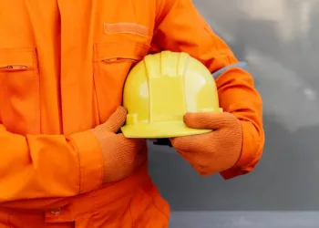 Рабочий упал в шахту лифта и погиб в Новосибирске — СК проводит проверку