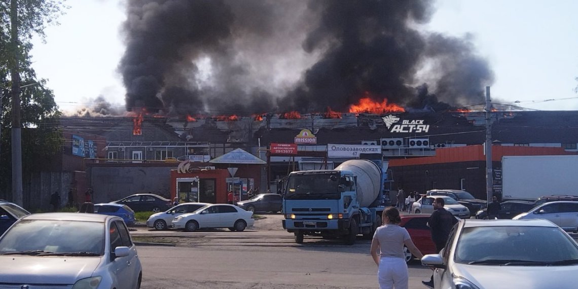 В Новосибирске произошёл крупный пожар на складе Кировского района