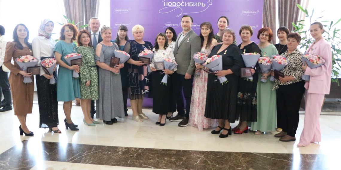 В Новосибирской области знаками отличия наградили многодетных родителей