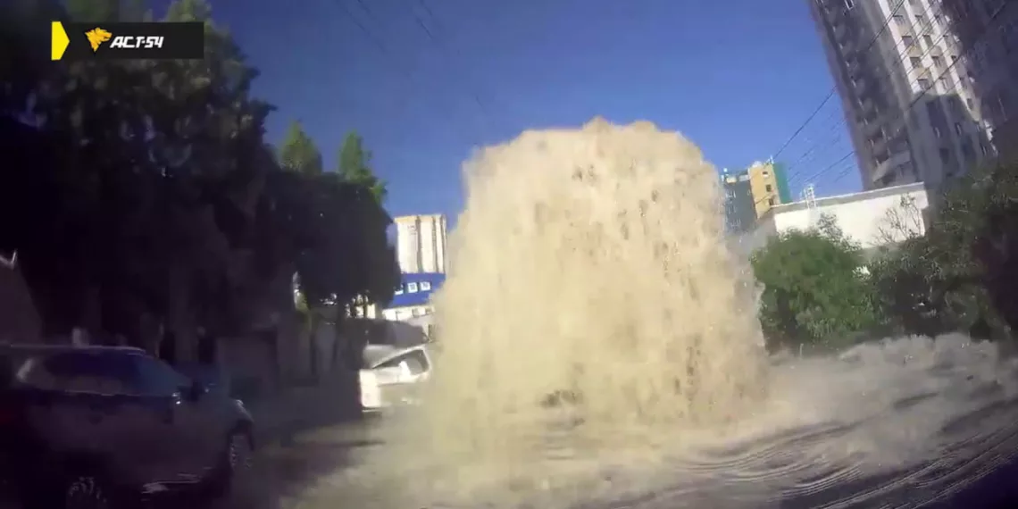 Канализационный люк прорвало в Центральном районе Новосибирска: видео