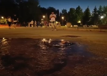 Мини-гейзер заметили новосибирцы в Первомайском сквере