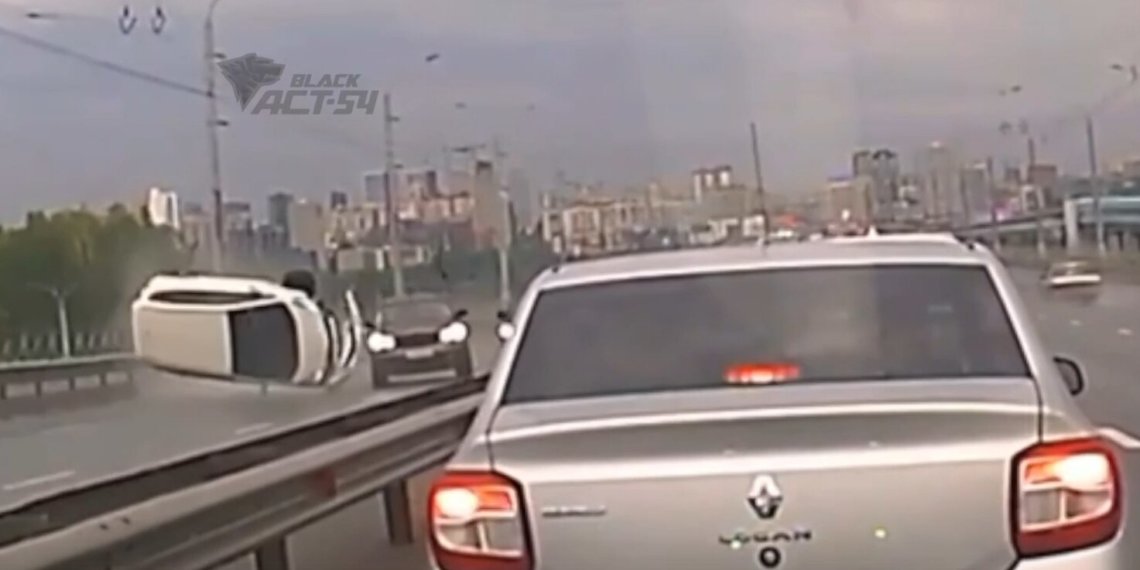 ДТП парализовало движение на Октябрьском мосту в Новосибирске