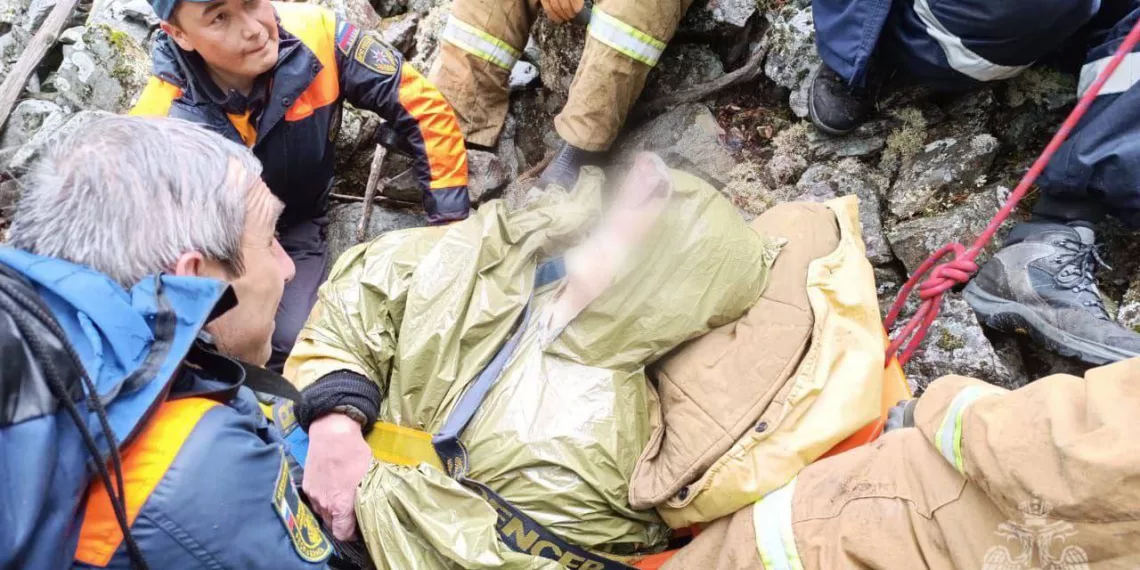 В горах Алтая спасли 57-летнего обездвиженного из-за травмы туриста