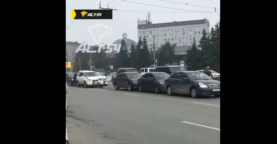 Пять автомобилей столкнулись в центре Новосибирска