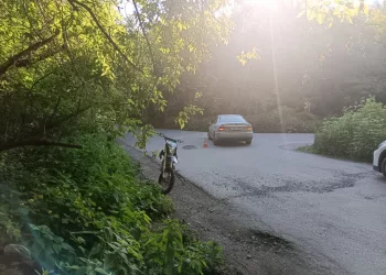 Автоледи на мотоцикле без прав попала под колеса авто в Новосибирске