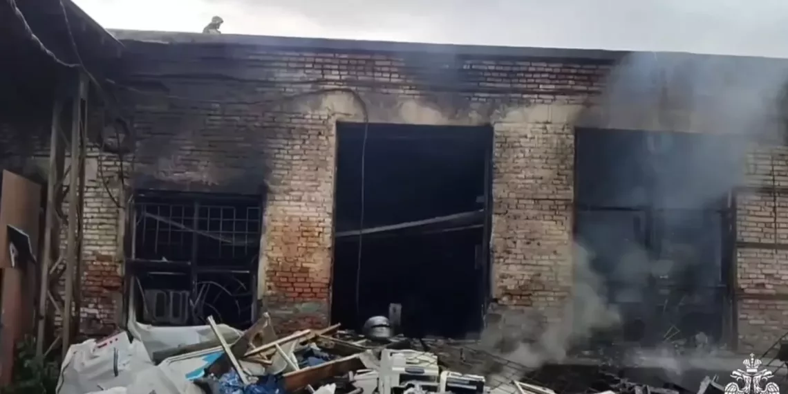 В Оби загорелось производственное здание — в нем могут находиться газовые баллоны