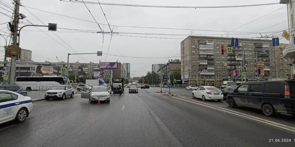 Подросток попал под колеса машины, перебегая дорогу в Новосибирске