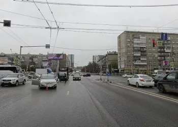 Подросток попал под колеса машины, перебегая дорогу в Новосибирске