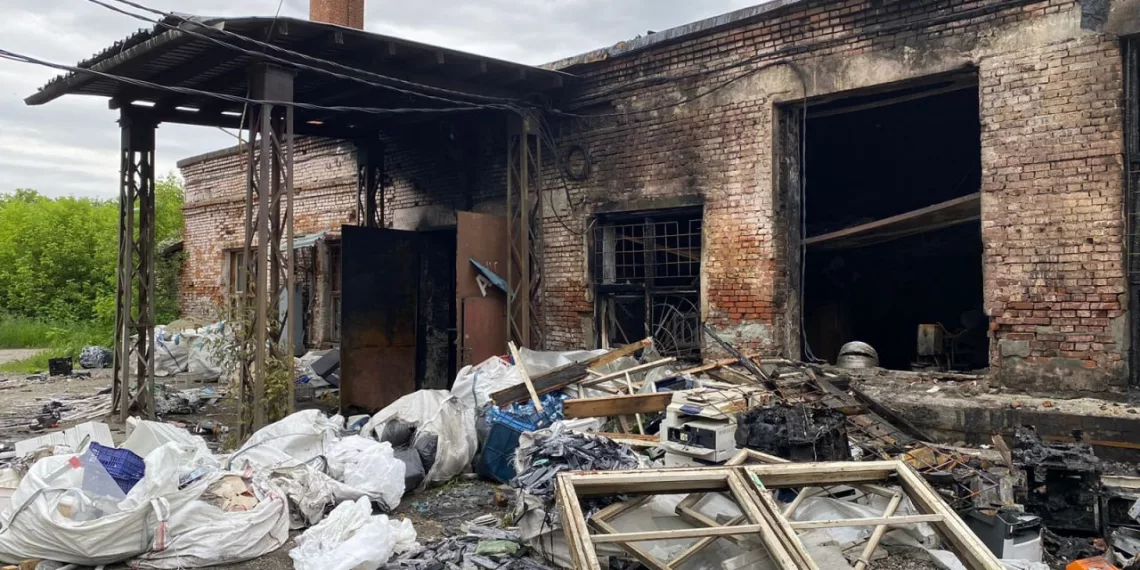 СК завел дело после пожара на складе в Оби, где погиб человек
