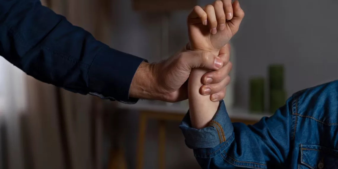 Забайкалец год насиловал падчерицу и жестоко избивал своих сыновей