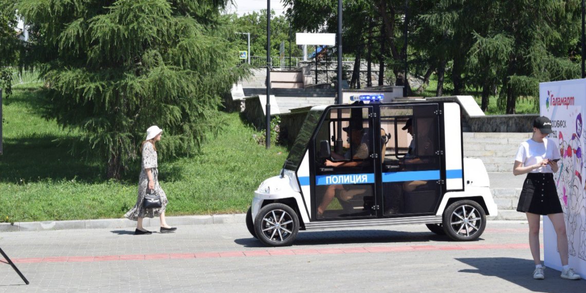 В Новосибирске полиция начала патрулировать город на мини-электрокарах