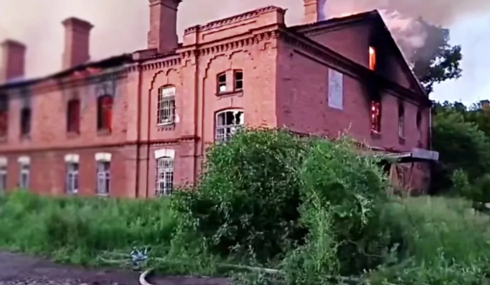 В Красноярске загорелись казармы начала XX века