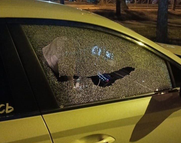 В Первомайском районе неизвестный расстрелял иномарку