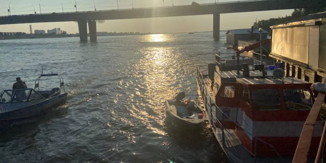 В Новосибирске катер врезался в баржу — женщина утонула, ребенка доставили в больницу