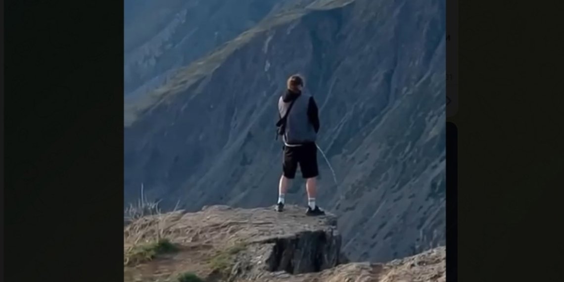 Новосибирец справил нужду с горы перевала Кату-Ярык — жители Алтая просят его наказать