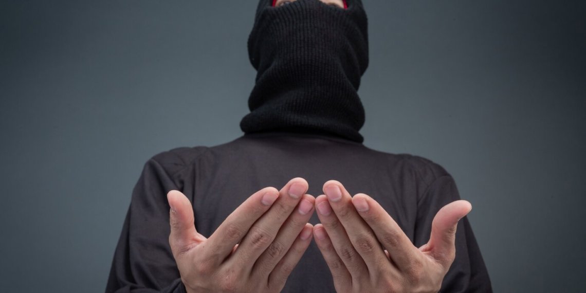 Мужчина украл телефон за 80 тысяч, но его нашли по биометрии в Новосибирске