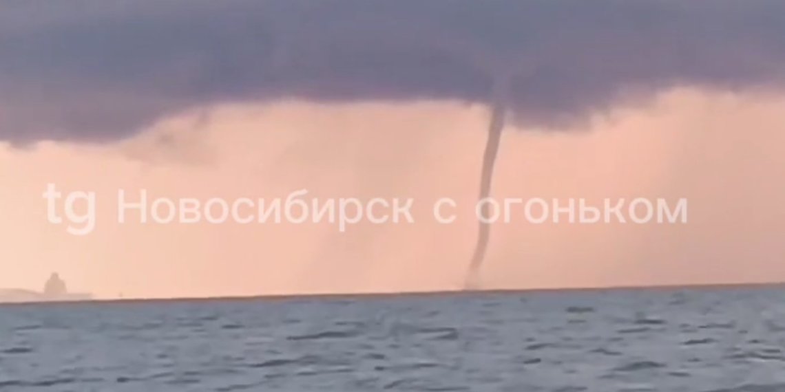 Новосибирцы засняли смерч на Обском водохранилище