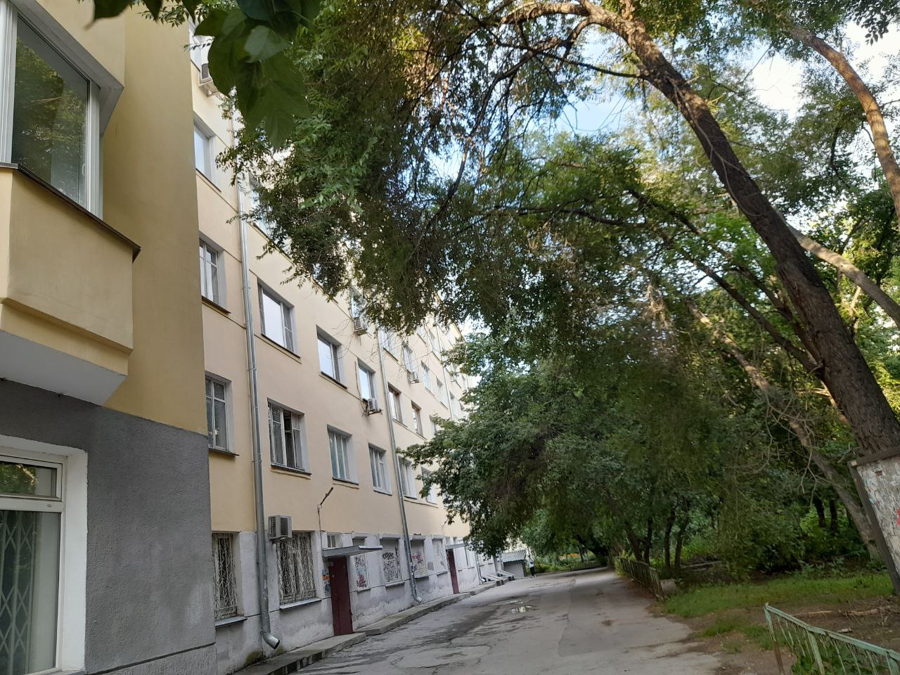 Жители дома на Серебренниковской отвоевали у «вооружённых» автогеном неизвестных людей детскую площадку в собственном дворе