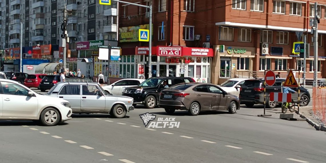 Очередь на штраф из водителей собралась у закрытой дороги в Новосибирске